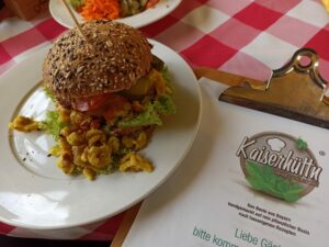Beyond Meat Burger mit Käsespätzle im Lokal Kaiserhüttn in Bonn