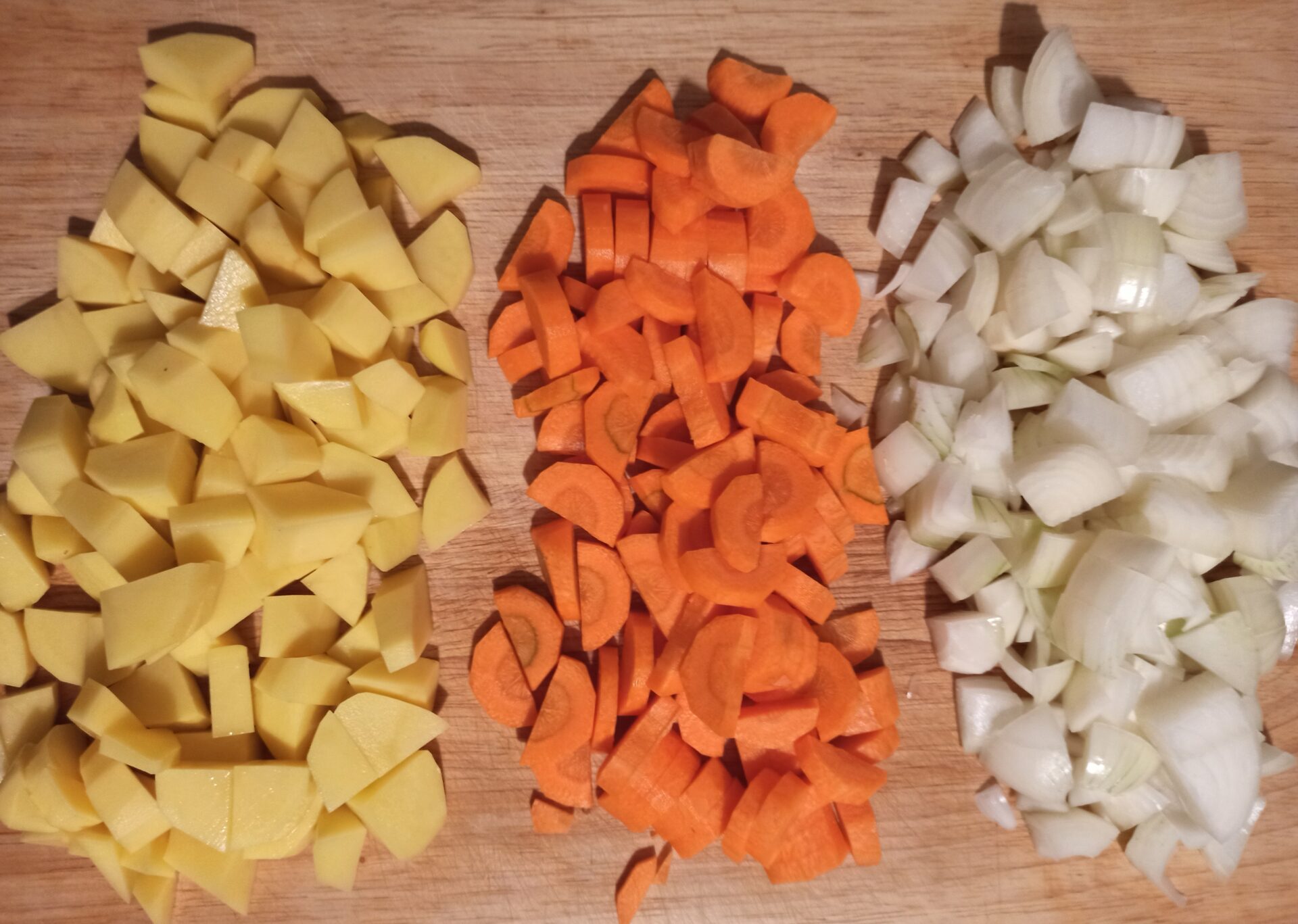 Kartoffeln, Möhren und Zwiebeln klein geschnitten