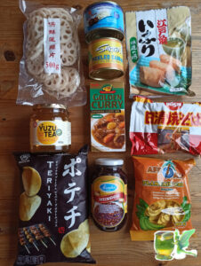 Ein Teil meiner Ausbeute aus dem Asia-Laden: Verschiedene Zutaten, Snacks und Konserven