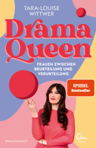 Cover des Buches "Dramaqueen: Frauen zwischen Beurteilung und Verurteilung" von Tara-Louise Wittwer. Vor einem bunten Hintergrund ist die Autorin zu sehen.