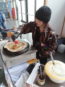 Megumi Sakayori-Drolshagen während der Zubereitung eines Okonomiyaki-Crêpes 