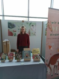 Moïra Himmelsbach am Stand des veganen Kinderbuchverlags Next Level