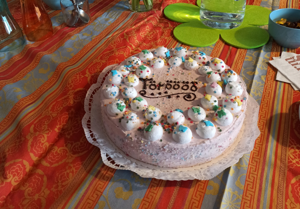 Erdbeersahne-Torte auf der mit Schokolade "Töröööö" geschrieben steht. Die Torte ist mit buntem Zuckerkonfetti dekoriert.