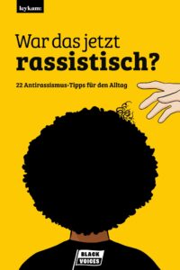Cover des Buches "War das jetzt rassistisch?". Das Cover ist gelb darauf ist eine Schwarze Person mit Afro-Haaren zu sehen von der Seite greift eine weiße Hand an die Haare