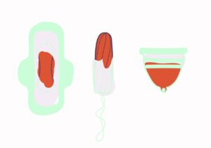Es sind drei gezeichnete Menstruationsprodukte zusehen. Von links nach rechts: eine Binde mit Flügeln, ein Tampon, eine Menstruationstasse. Auf bzw. in allen drei ist Blut zusehen.