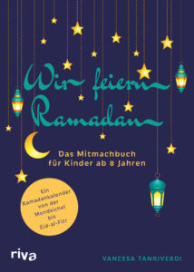 Cover des Buches "Wir feiern Ramadan". Das Cover ist dunkelblau. Der Titel steht geschwungen in petrol fast mittig auf dem Buch. Von oben hängen Laternen, Sterne und eine Mondsichel an Schnüren herab.