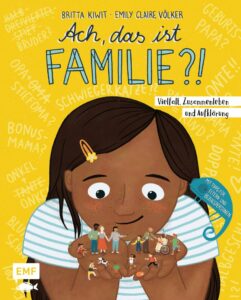 Cover des Buches "Ach, das ist Familie?!". Das Cover ist gelb. Es ist darauf die Illustration eines Kindes zu sehen, dass auf den ausgestreckten Händen verschiedene Personen und Haustiere hält und diese genau betrachtet.