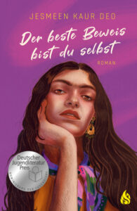 Cover des Buches "Der beste beweis bist du selbst". Der Hintergrund ist violett und es ist ein Bild eines Mädchens darauf zu sehen. Das Mädchen hat lange braune Haare und einen Nasenpiercing. Sie hat das Kinn in eine Hand gestützt und schaut den/die Betrachter*in an