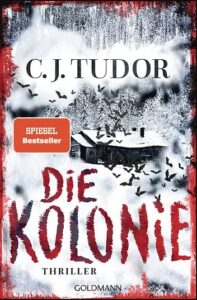 Cover des Buches "Die Kolonie". Eine Hütte im Schnee im Hintergrund ein verschneiter Wald. Vor der Hütte fliegt ein Schwarm Fledermäuse. Der Titel ist in rot geschrieben.